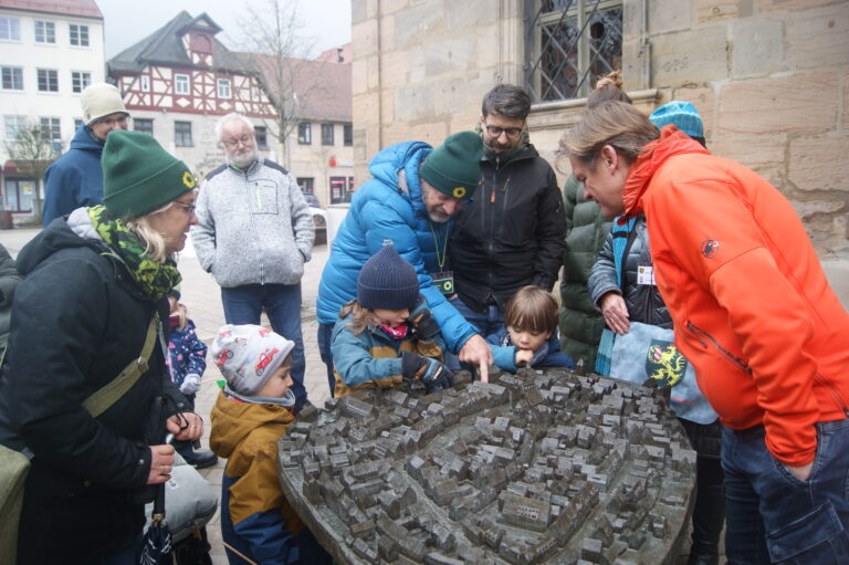 Löwen, Fische und fliegende Nüsse am Altdorfer Marktplatz – Familienstadtführung
