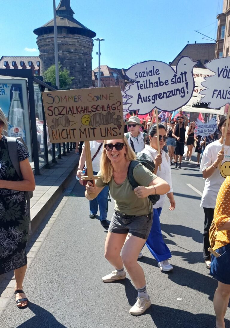 Rote Karte dem Kahlschlag – Demo gegen Sozialabbau in Nürnberg